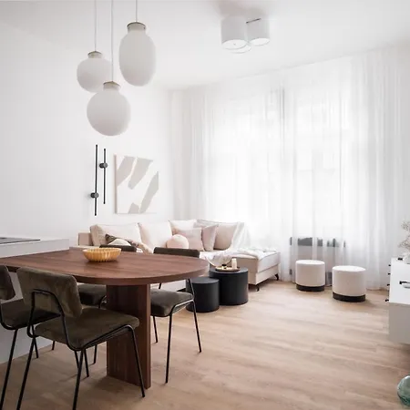 Modern In New Town By Days פראג
